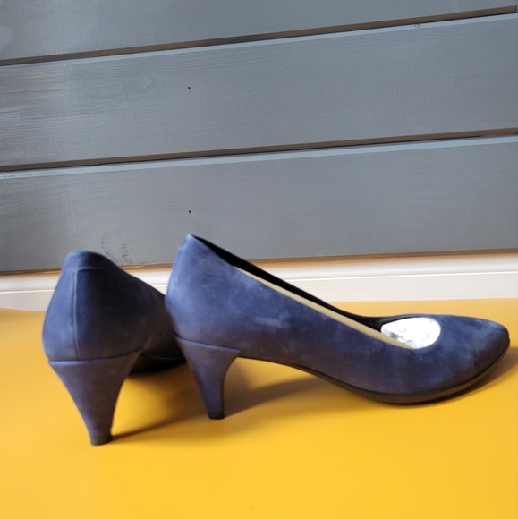 Ecco Blue Flats with Minimalist Design - Picture 3 of 4